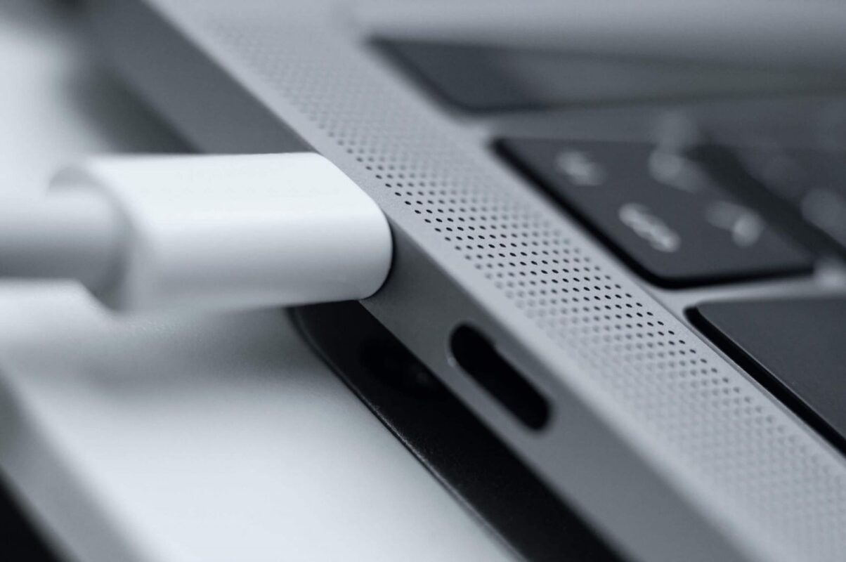 Sạc Macbook mới mua thế nào để máy không bị chai pin nhanh?